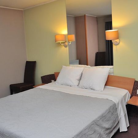 Afrit 28 Hotell Heusden-Zolder Rum bild