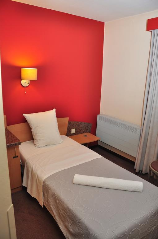 Afrit 28 Hotell Heusden-Zolder Rum bild