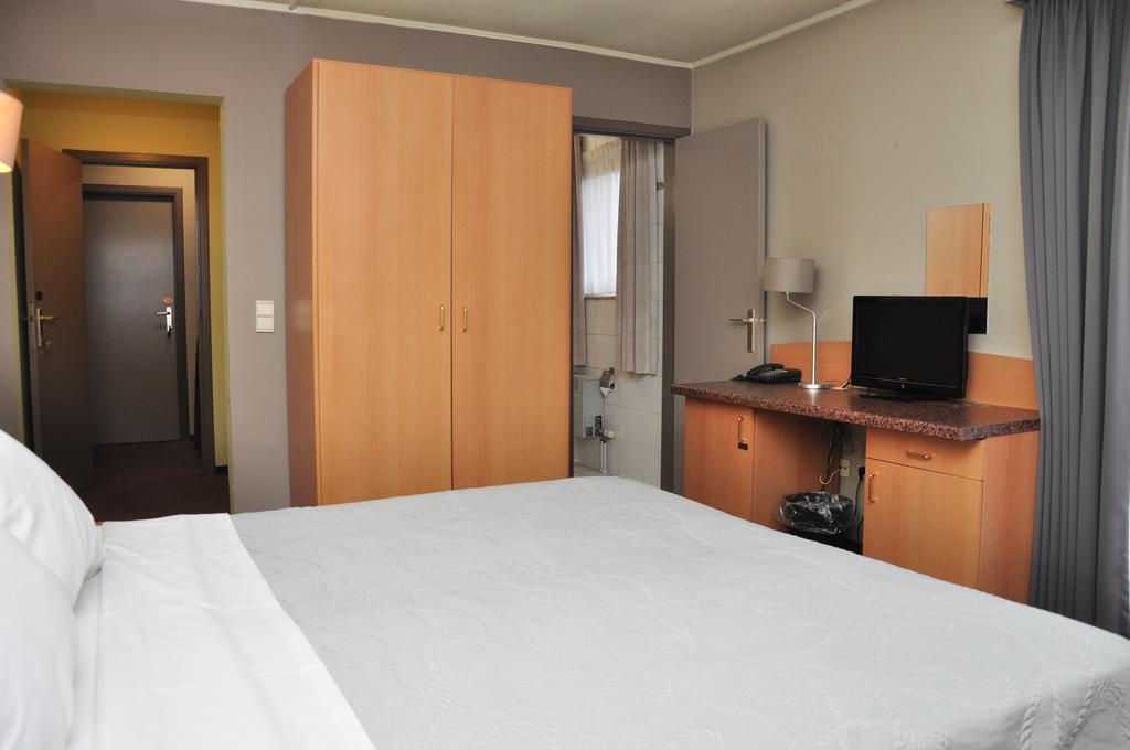 Afrit 28 Hotell Heusden-Zolder Rum bild