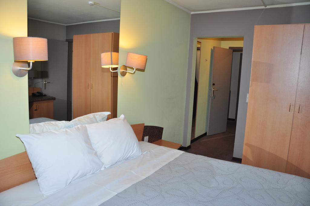 Afrit 28 Hotell Heusden-Zolder Rum bild