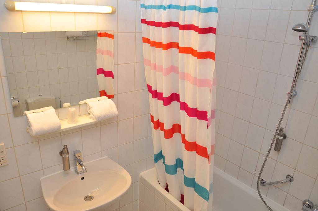 Afrit 28 Hotell Heusden-Zolder Rum bild