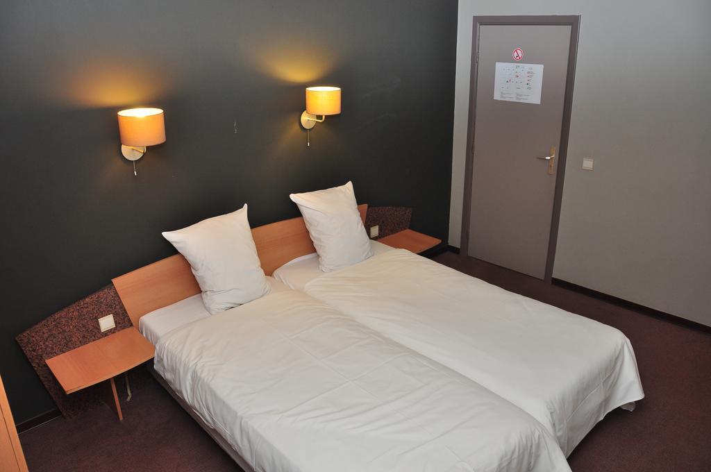 Afrit 28 Hotell Heusden-Zolder Rum bild