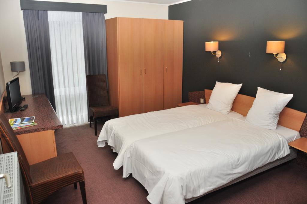 Afrit 28 Hotell Heusden-Zolder Rum bild